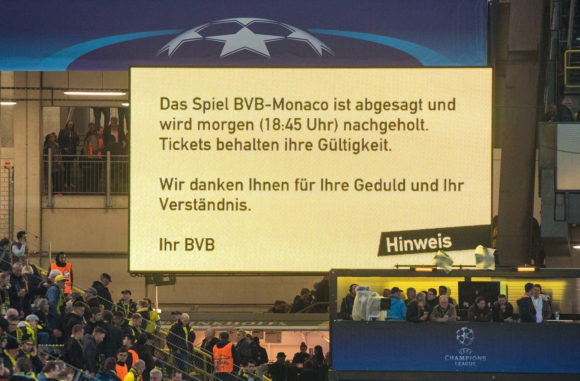 Um 20:30 Uhr verkündet der BVB über die Anzeigentafel und Twitter, dass die Champions-League-Partie abgesagt und am nächsten Tag um 18:45 Uhr wiederholt wird.