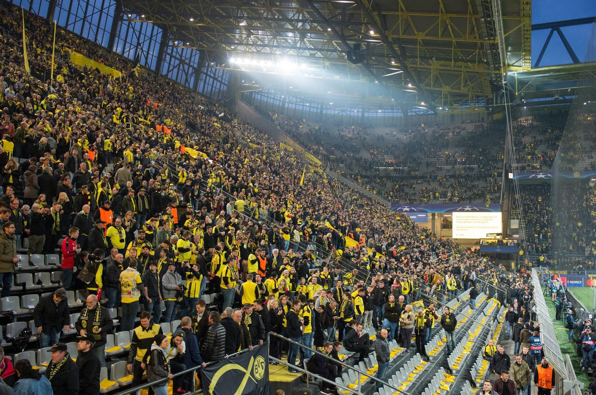 Die gelbe Wand verlässt das Stadion. Die Fans zeigen größtenteils Verständnis für den Spielabbruch.