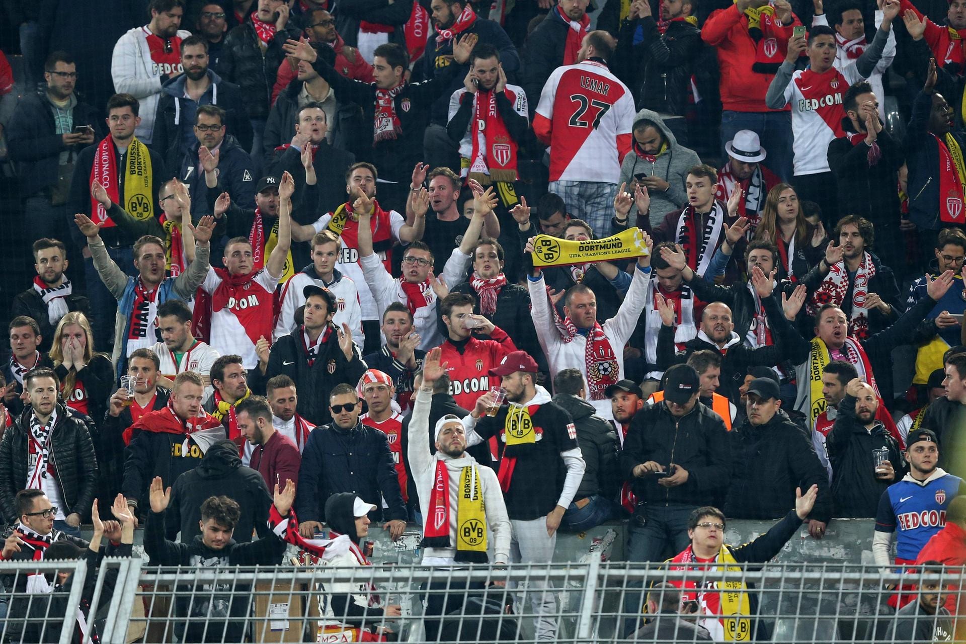 Gänsehautmomente: Fans des AS Monaco zeigen ihre Solidarität mit den Dortmundern.