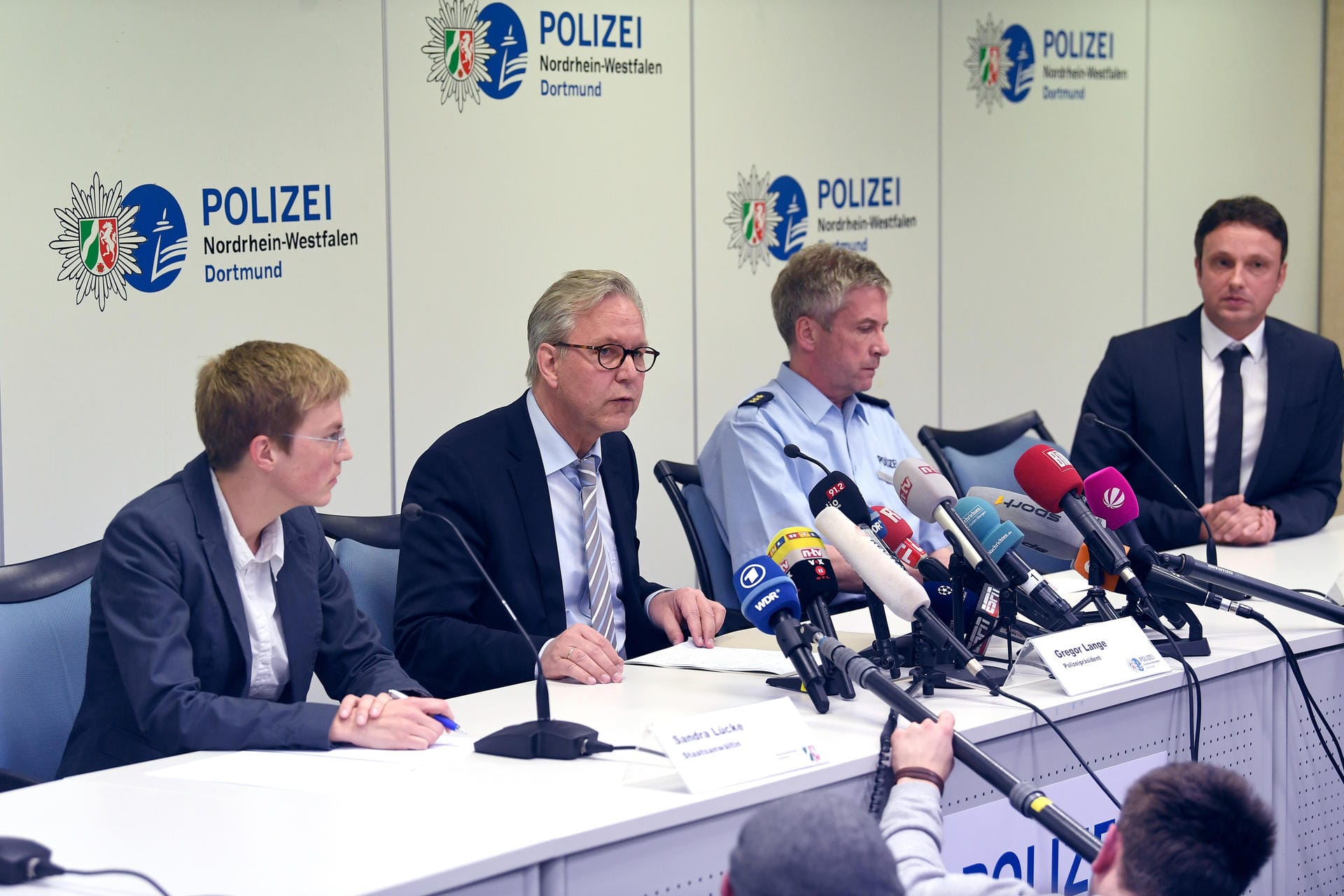 Kurz vor Mitternacht gibt der Dortmunder Polizeipräsident Gregor Lange ein Statement ab. Gerüchte über ein Bekennerschreiben machen die Runde. Dies wollte Lange aber noch nicht bestätigen. Mehr Informationen soll es am Mittwoch geben...