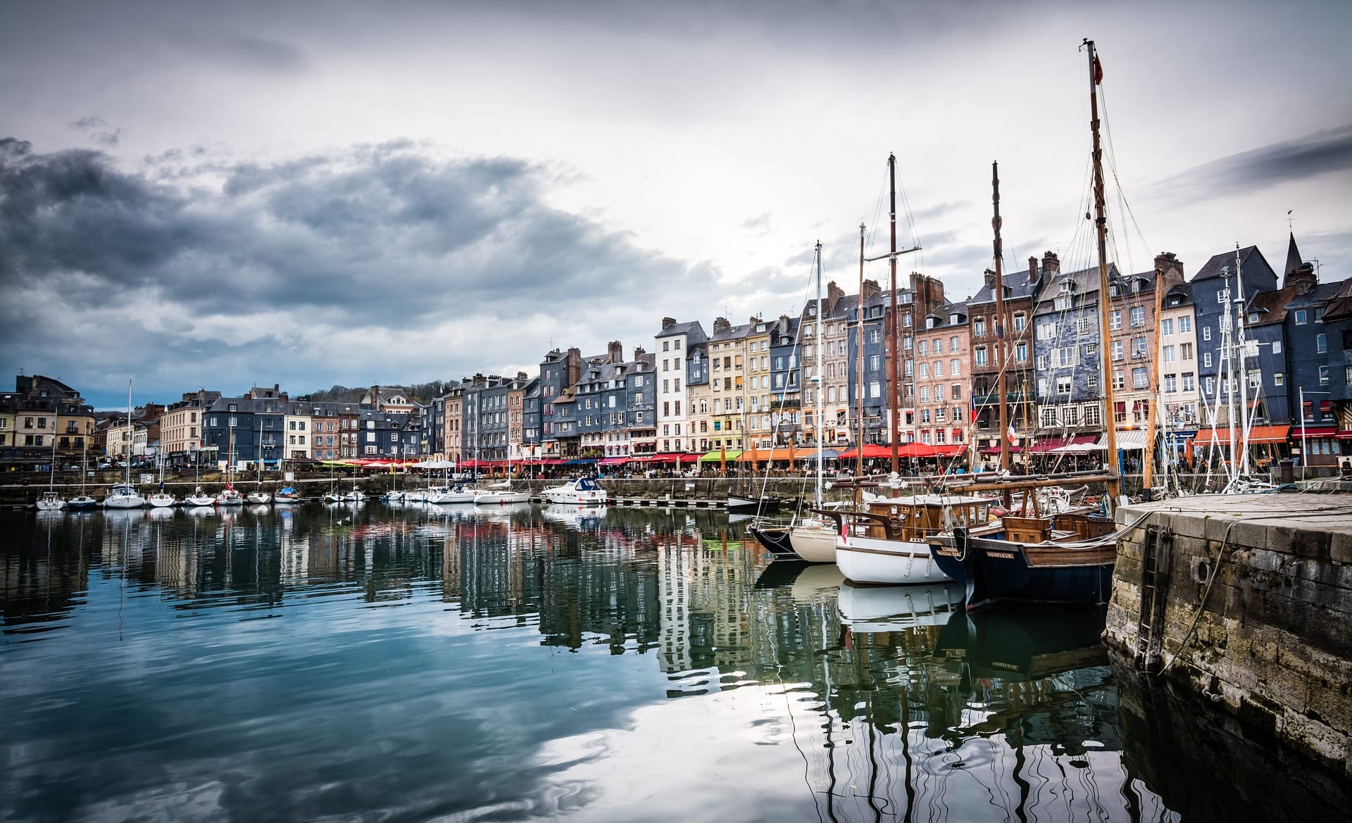 Gelegen an der normannischen Küste Frankreichs finden Sie die malerische Hafenstadt Honfleur – ein Juwel.