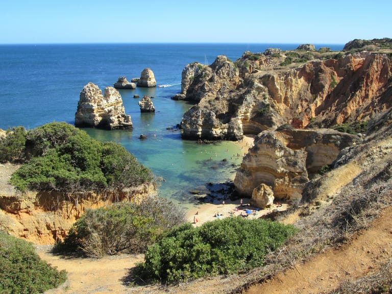 Bestaunen Sie die faszinierenden Felsformationen in der Algarve und erholen Sie sich an den zahllosen Stränden und Buchten Portugals.