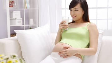 Sodbrennen während der Schwangerschaft? Ein Glas Mandelmilch mildert die Säure.