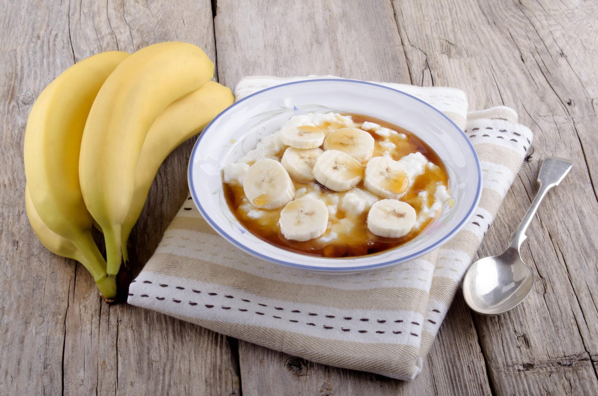 Ein Frühstücksschale mit Bananen und Ahornsirup