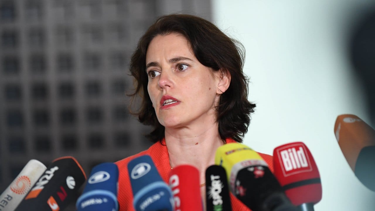 Frauke Köhler, Pressesprecherin des Generalbundesanwalts, gibt in der Bundesanwaltschaft in Karlsruhe eine Erklärung zur Übernahme der Ermittlungen nach dem Anschlag ab.