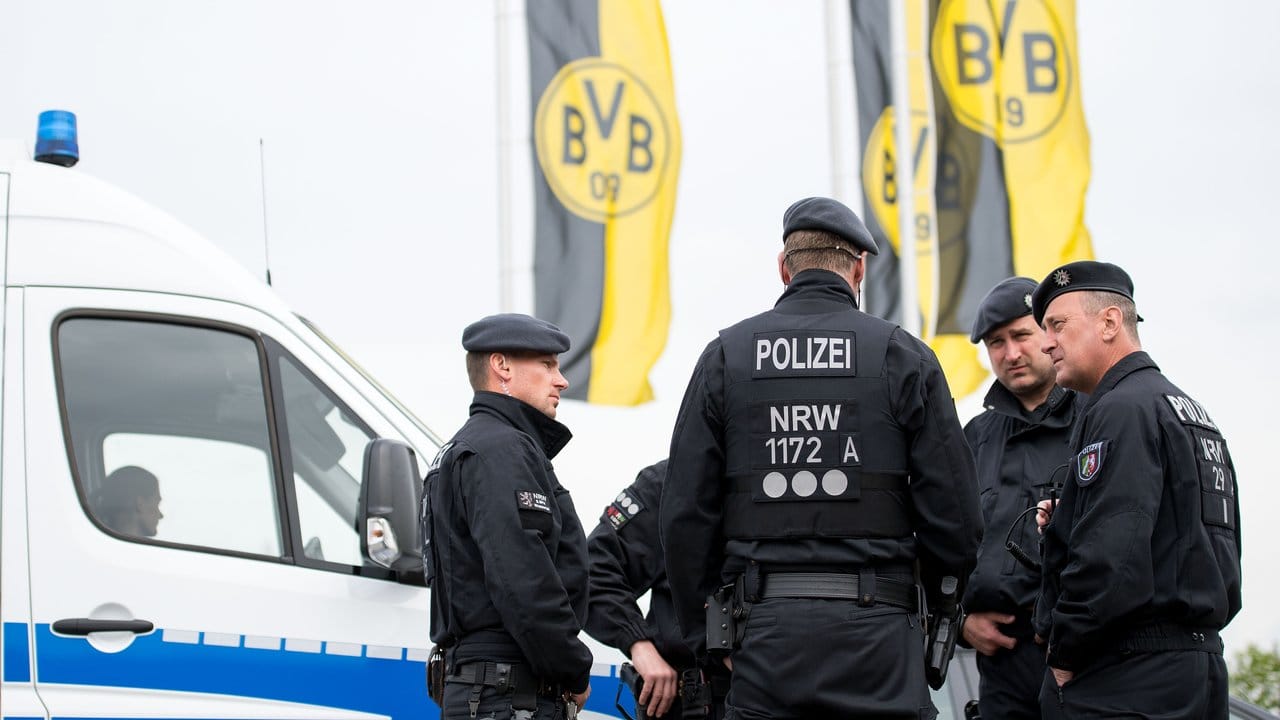 Die Polizei nahm im Zusammenhang mit dem Anschlag auf den BVB-Bus einen Verdächtigen fest.