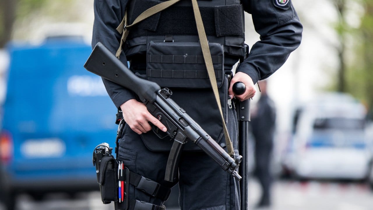 Der Tatort in Dortmund wird von bewaffneten Polizisten bewacht.