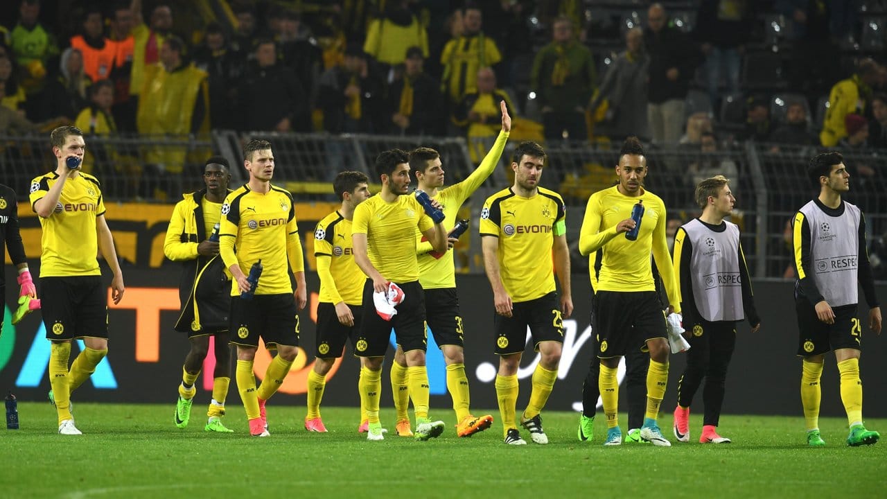 Die Spieler von Borussia Dortmund verabschieden sich nach dem Spiel von den Fans.