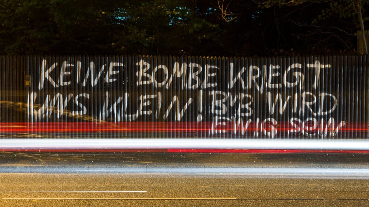 Der Schriftzug "Keine Bombe kriegt uns klein! BVB wird ewig sein" an einem Zaun aufgesprüht.