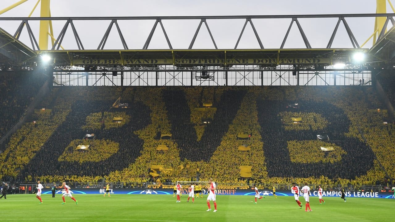 Gelb-schwarze Wand: Dortmund Fans in der Champions-League-Partie gegen den AS Monaco auf der Tribüne.