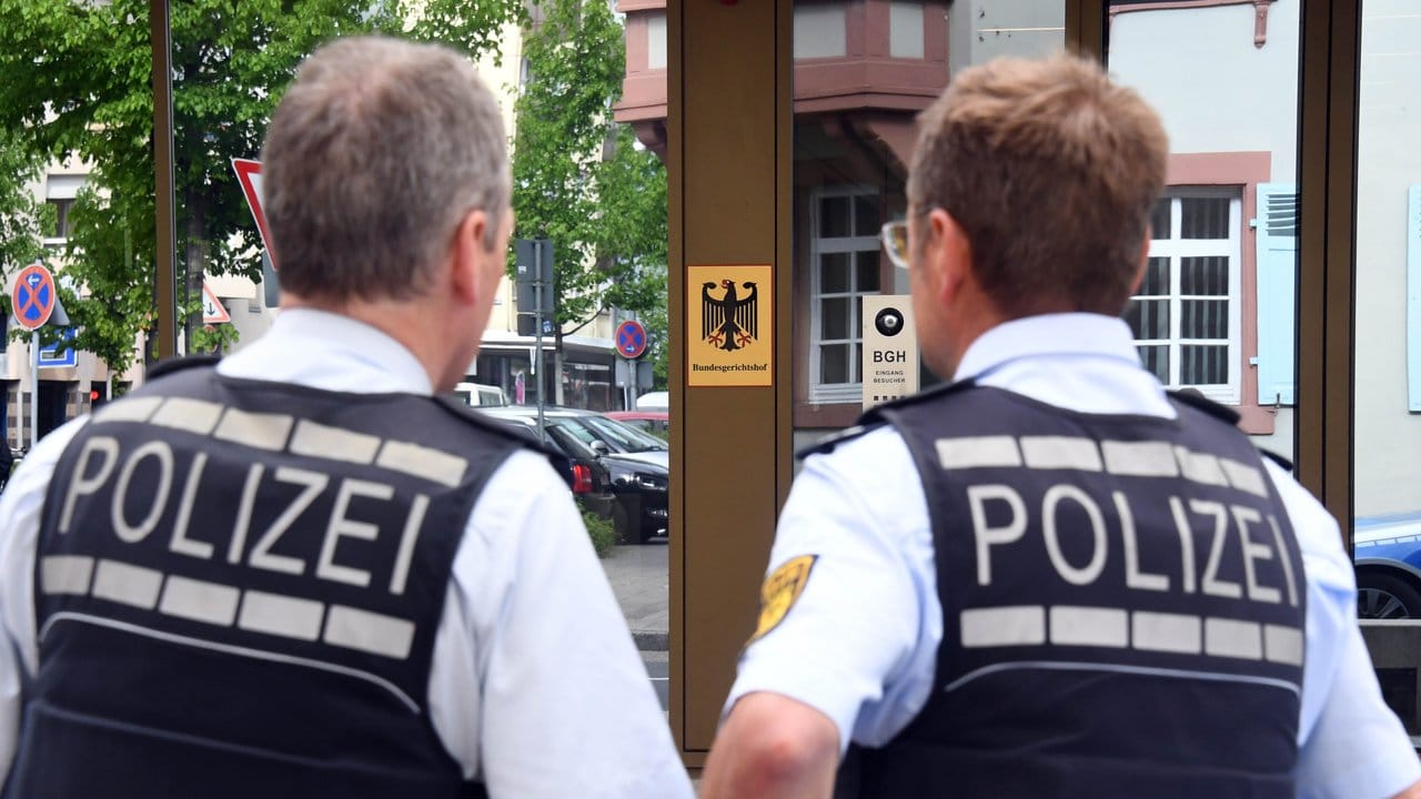 Polizisten stehen vor dem Bundesgerichtshof in Karlsruhe Patrouille.