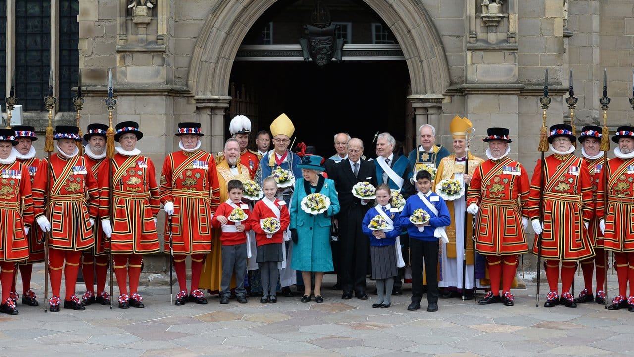 Gruppenbild mit dem royalen Paar - flankiert von Mitgliedern der Königlichen Leibwache, der Queen’s Body Guard of the Yeomen of the Guard.