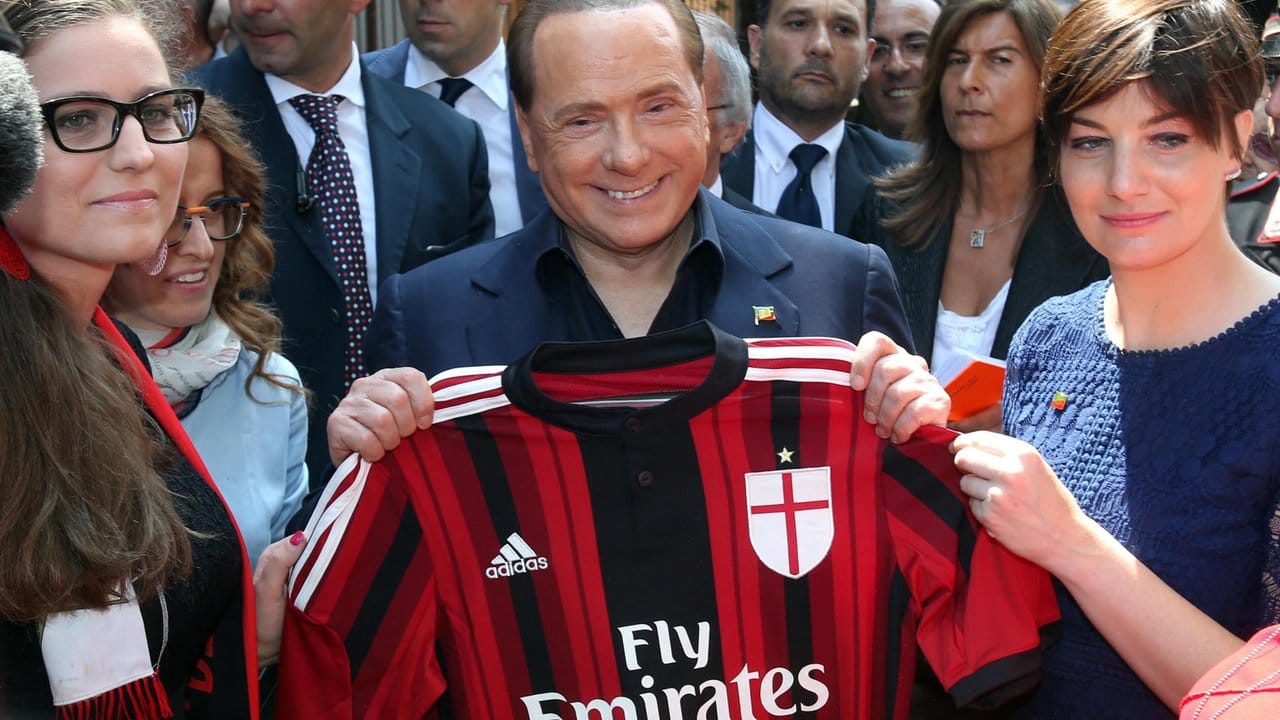 Silvio Berlusconi posiert 2015 mit einem Milan-Trikot.