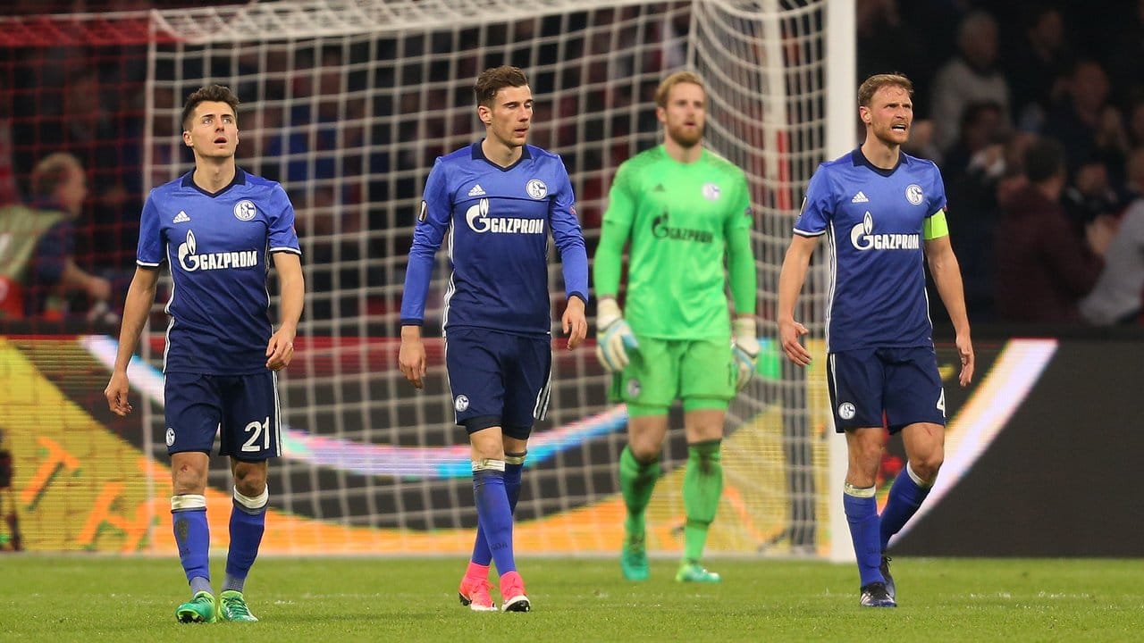 Die Schalker Leon Goretzka, Torwart Ralf Fährmann und Benedikt Höwedes (l-r) lassen nach dem zweiten Gegentreffer die Köpfe hängen.