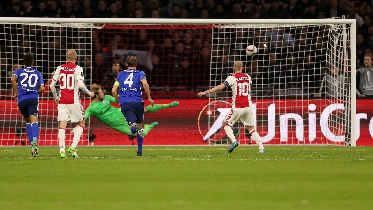 Davy Klaassen (r) von Ajac Amsterdam trifft per Elfmeter zum 1:0 gegen Schalke.