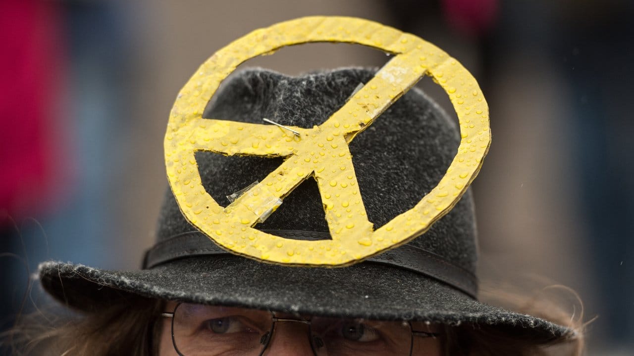 Seit Jahrzehnten wird während des Osterfestes für Frieden und Abrüstung demonstriert. Seit Jahrzehnten wird während des Osterfestes für Frieden und Abrüstung demonstriert.