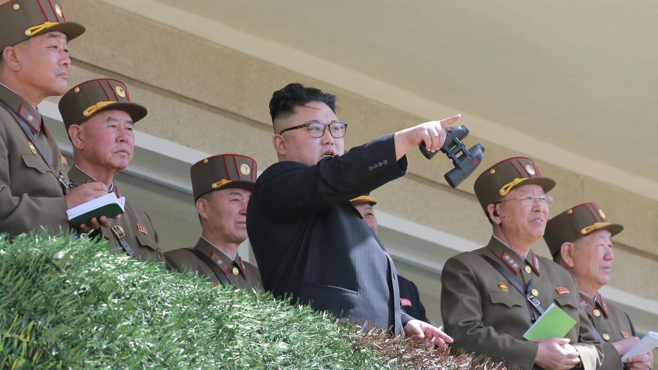 Nordkoreas Staatschef Kim Jong Un (M) bei einer Militärübung an einem unbekannten Ort. Nordkoreas Staatschef Kim Jong Un (M) bei einer Militärübung an einem unbekannten Ort.