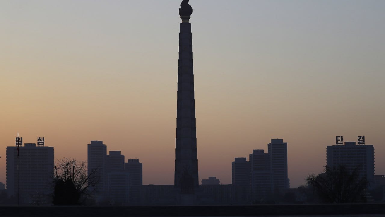 Blick auf den Juche Turm bei Sonnenaufgang in Pjöngjang. Blick auf den Juche Turm bei Sonnenaufgang in Pjöngjang.