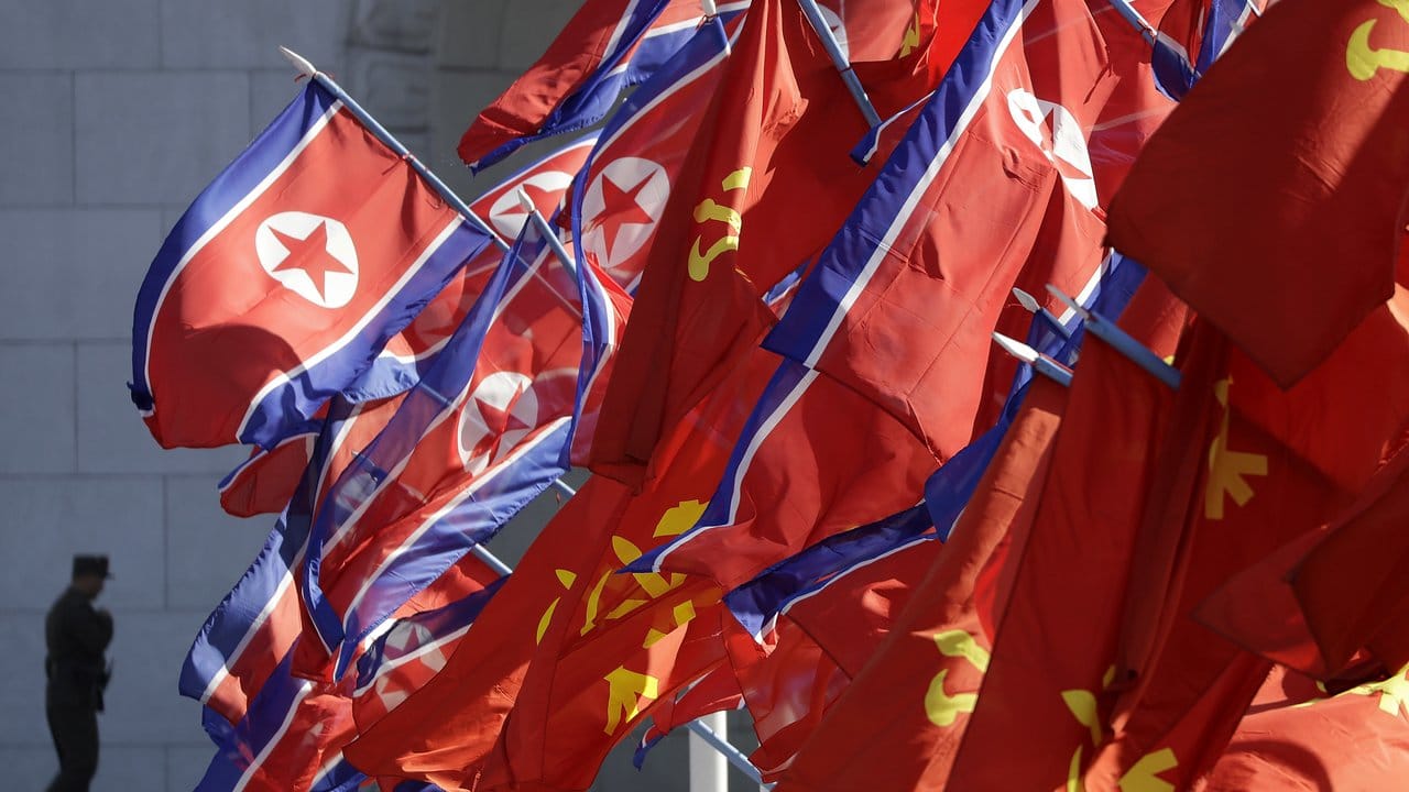 In Pjöngjang wehen bei der Einweihung des Ryomyong-Wohnkomplexes Landesflaggen. In Pjöngjang wehen bei der Einweihung des Ryomyong-Wohnkomplexes Landesflaggen.