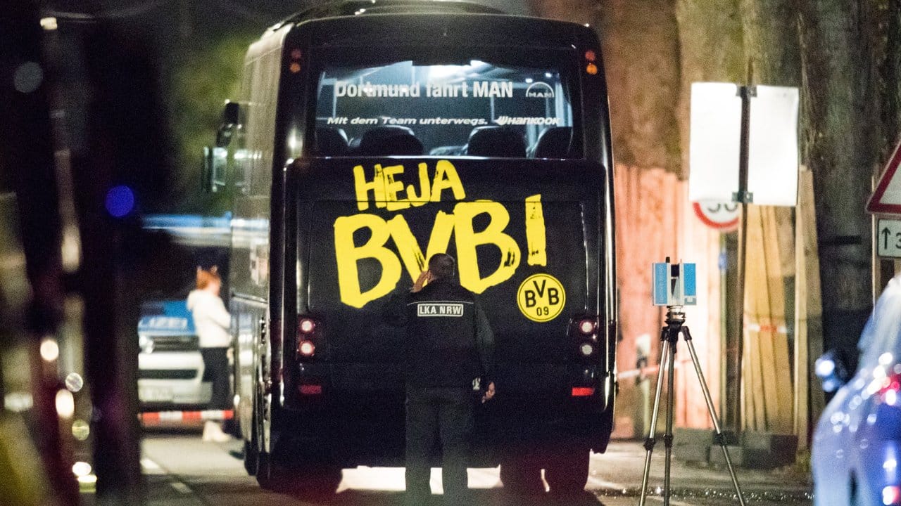 Der Mannschaftsbus von Borussia Dortmund kurz nach dem Anschlag.