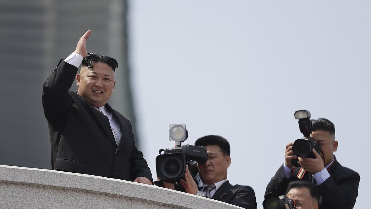 Nordkoreas Staatsoberhaupt Kim Jong Un winkt in Pjöngjang während der Militärparade, die zu Ehren des 105. Nordkoreas Staatsoberhaupt Kim Jong Un winkt in Pjöngjang während der Militärparade, die zu Ehren des 105.