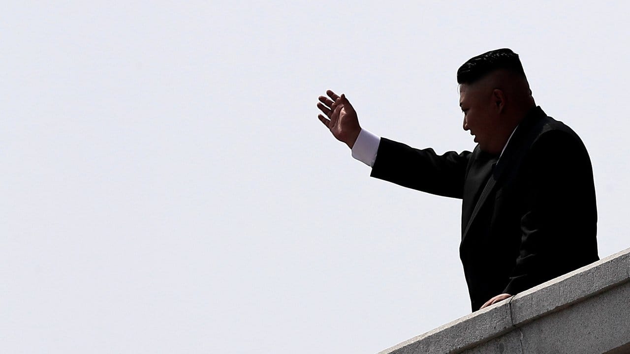 Kim Jong Un beobachtete die Parade von einem Podium aus. Kim Jong Un beobachtete die Parade von einem Podium aus.
