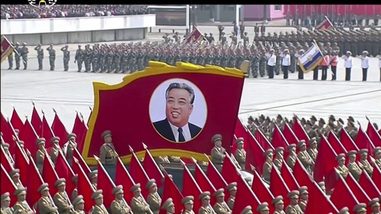 Der frühere nordkoreanische Staatschef ist auch 23 Jahre nach seinem Tod im Alltag der Nordkoreaner allgegenwärtig. Der frühere nordkoreanische Staatschef ist auch 23 Jahre nach seinem Tod im Alltag der Nordkoreaner allgegenwärtig.