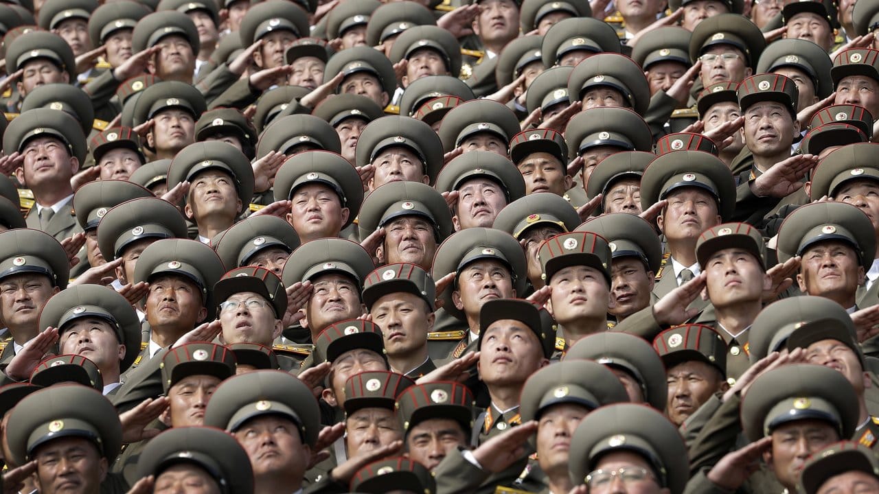 Um den "ewigen Präsidenten" und als Staatsgründer verehrten Kim wie um seinen Sohn Kim Jong Il sowie seinen Enkel und jetzigen Machthaber Kim Jong Un wird ein intensiver Personenkult betrieben. Um den "ewigen Präsidenten" und als Staatsgründer verehrten Kim wie um seinen Sohn Kim Jong Il sowie seinen Enkel und jetzigen Machthaber Kim Jong Un wird ein intensiver Personenkult betrieben.