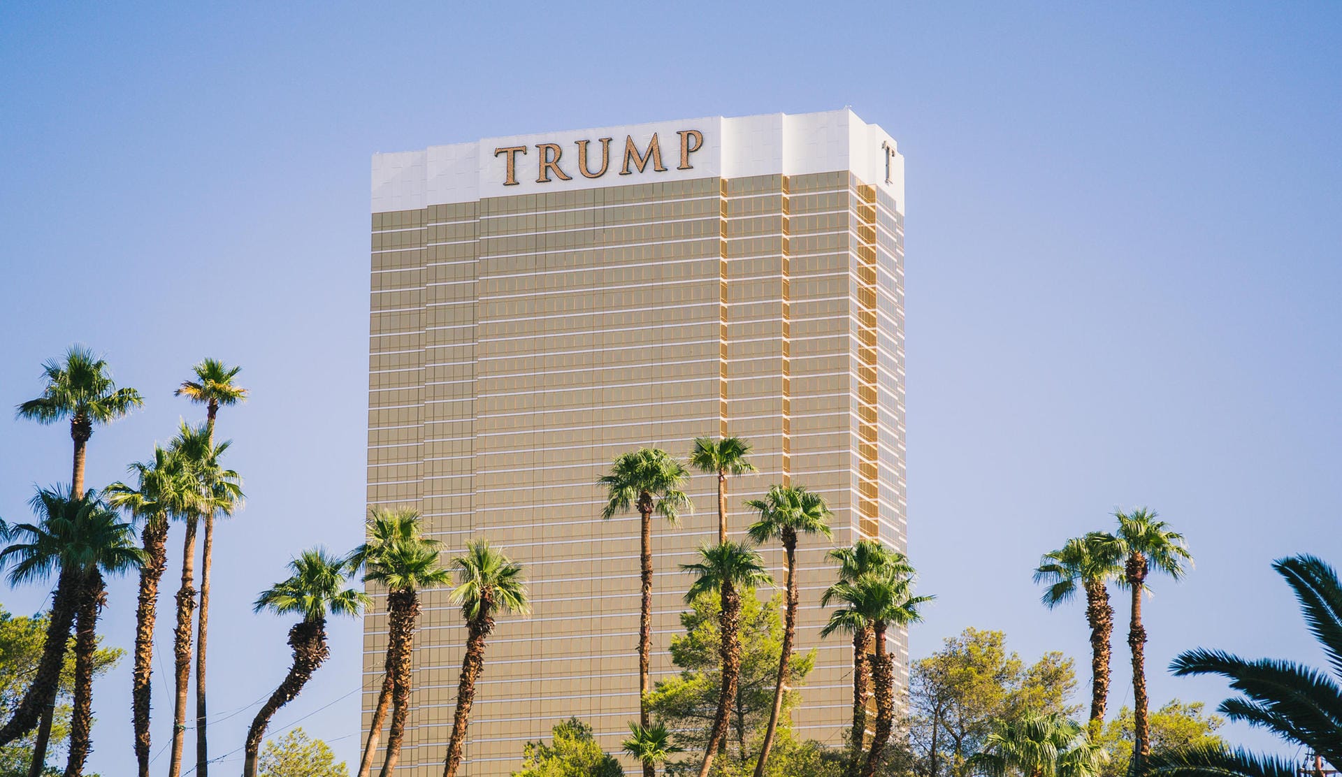 Das Trump Tower Hotel in Las Vegas ist umgeben von Palmen.