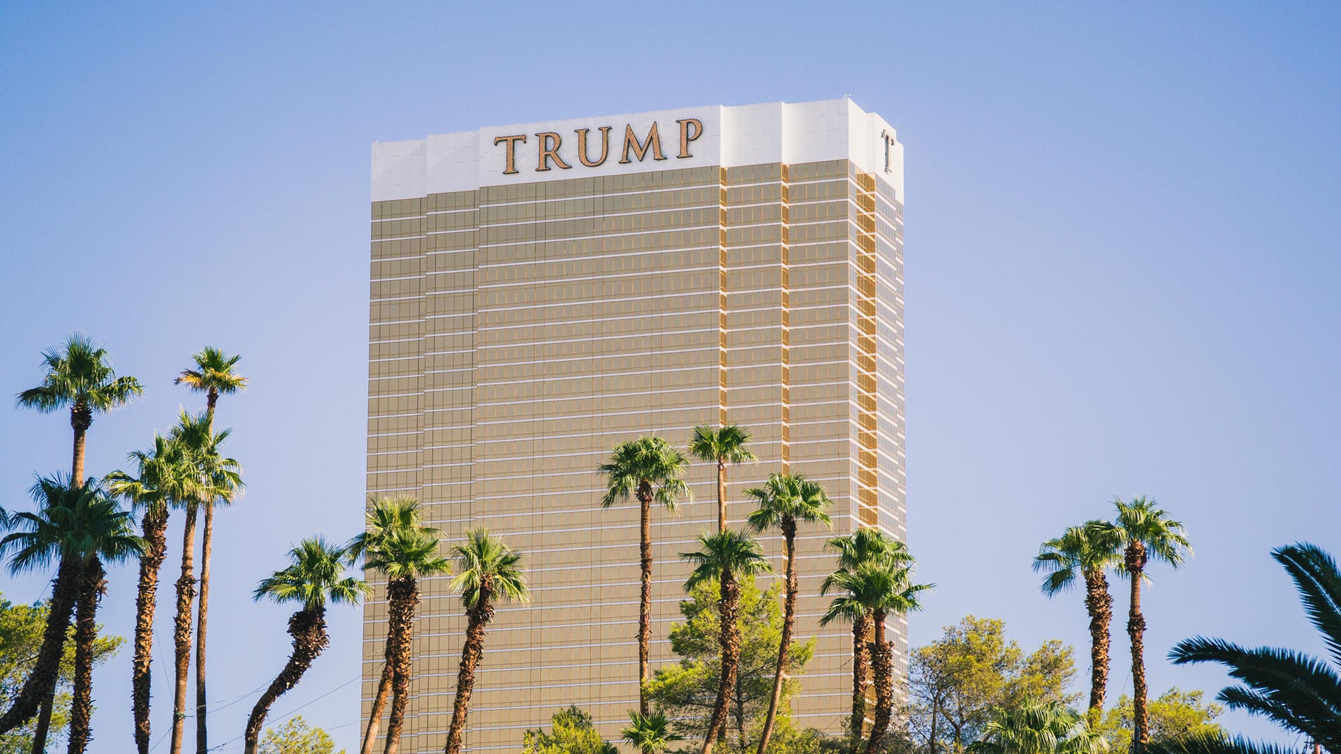 Das Trump Tower Hotel in Las Vegas ist umgeben von Palmen.