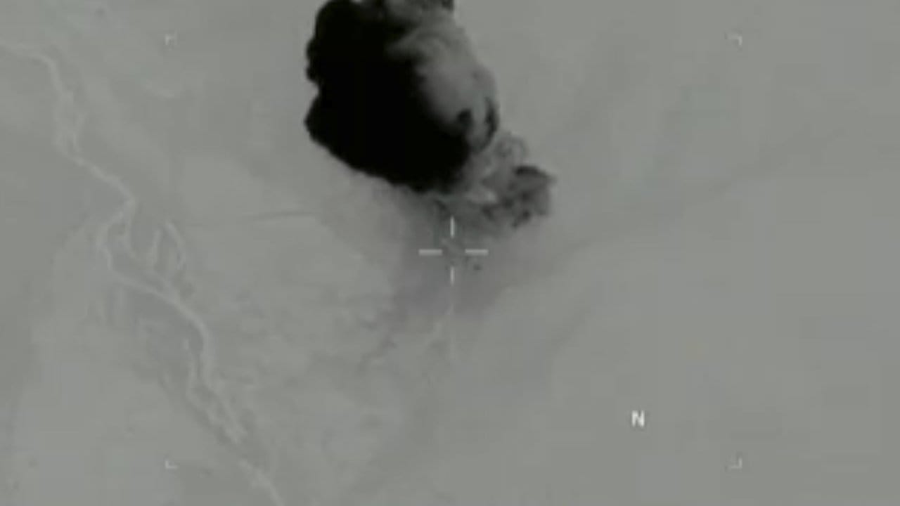 Standbild aus einem Video des US-Verteidigungsministeriums des US-Bombenangriffs auf eine IS-Stellung in Afghanistan mit der Bombe des Typs GBU-43. Standbild aus einem Video des US-Verteidigungsministeriums des US-Bombenangriffs auf eine IS-Stellung in Afghanistan mit der Bombe des Typs GBU-43.