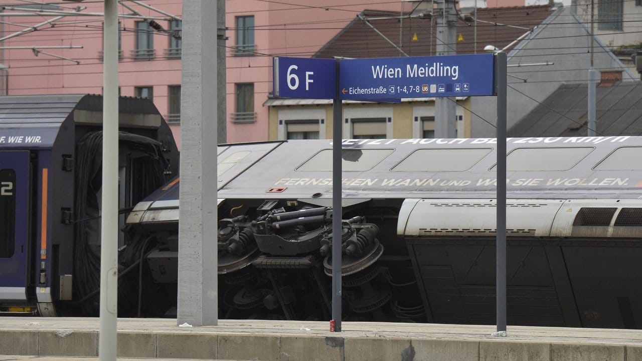 Bei der Entgleisung eines Zuges in Wien wurden sieben Passagiere verletzt, jedoch nur einer mit einem Handbruch schwerer. Bei der Entgleisung eines Zuges in Wien wurden sieben Passagiere verletzt, jedoch nur einer mit einem Handbruch schwerer.