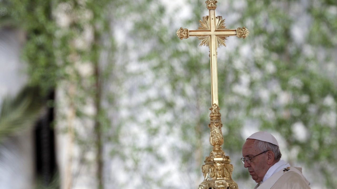 In dem Gottesdienst am Ostersamstag wird im Vatikan der Auferstehung Christi gedacht. In dem Gottesdienst am Ostersamstag wird im Vatikan der Auferstehung Christi gedacht.