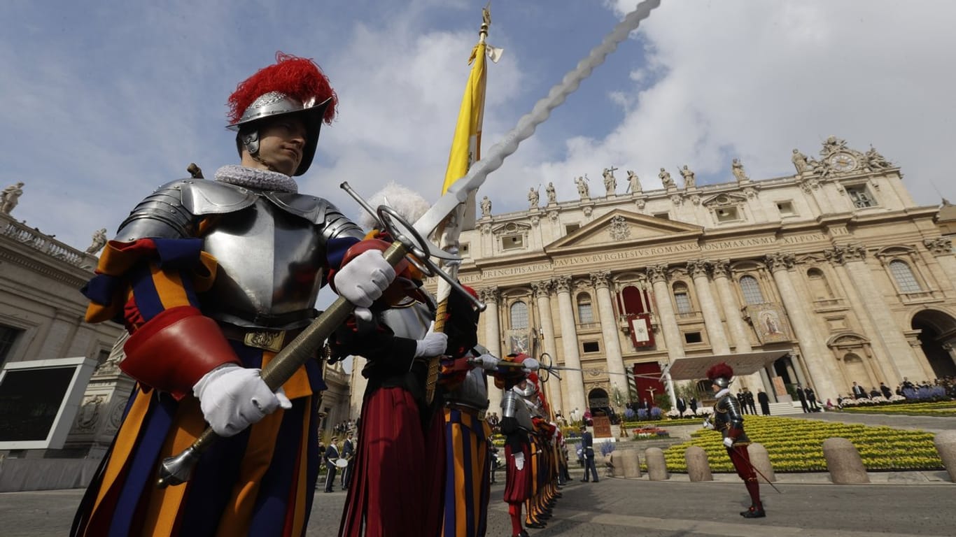 Mitglieder der Schweizer Garde stehen vor dem Petersdom im Vatikan.