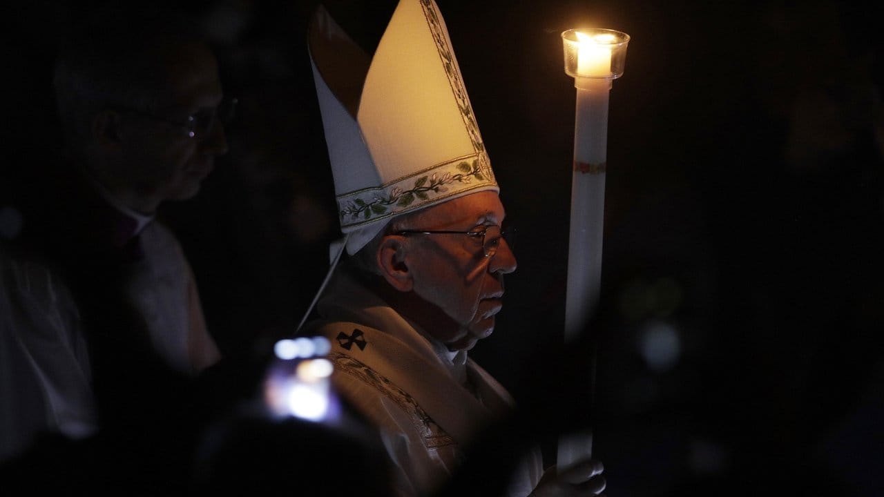 Papst Franziskus hält eine Kerze während der traditionellen Osternacht. Papst Franziskus hält eine Kerze während der traditionellen Osternacht.
