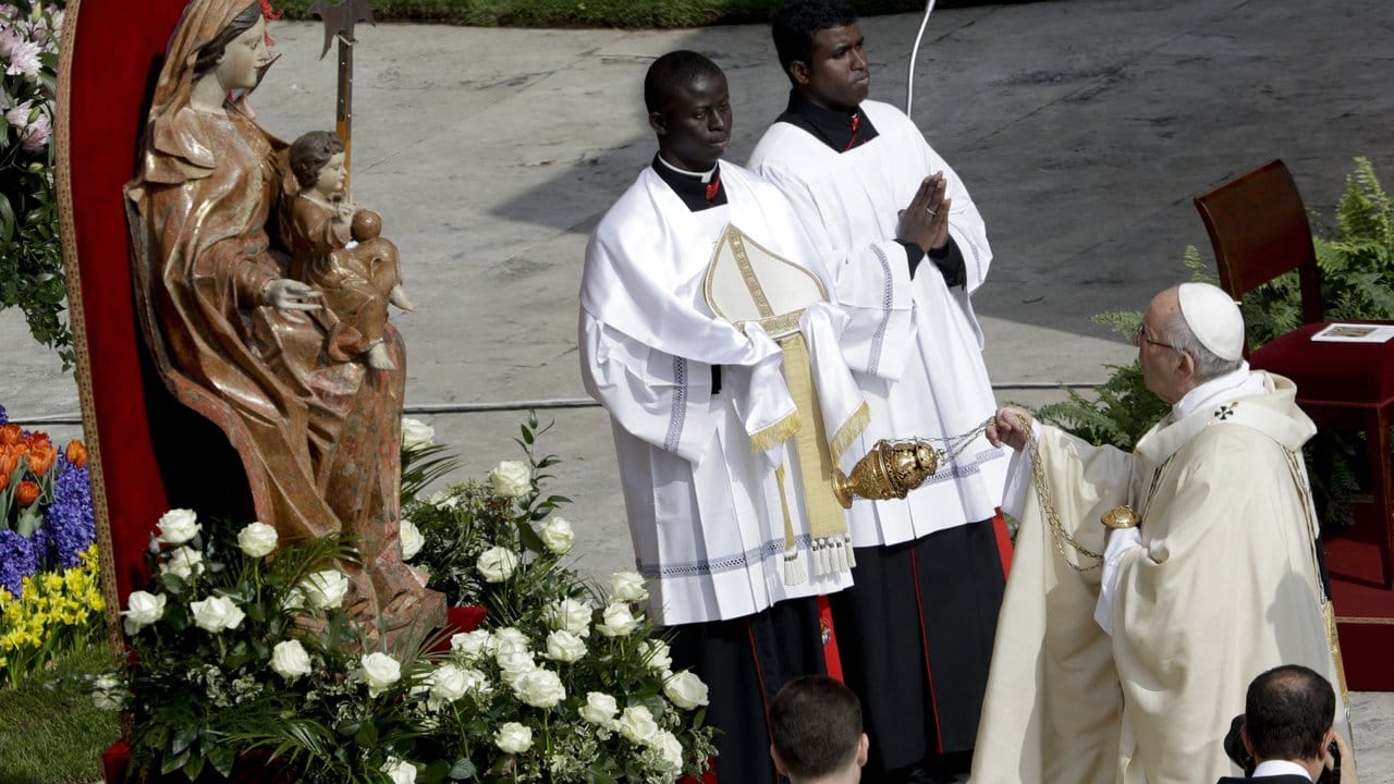 Papst Franziskus feiert die Ostermesse. Papst Franziskus feiert die Ostermesse.