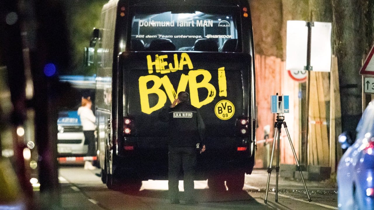 Der Mannschaftsbus der Fußballmannschaft von Borussia Dortmund wir untersucht. Der Mannschaftsbus der Fußballmannschaft von Borussia Dortmund wir untersucht.