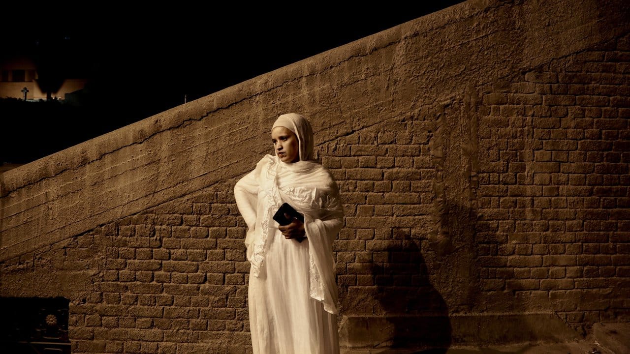 Eine koptische Christin kommt in die Markuskathedrale in Kairo, Ägypten. Eine koptische Christin kommt in die Markuskathedrale in Kairo, Ägypten.