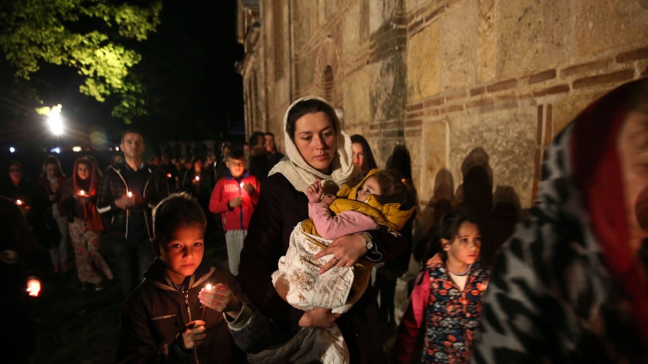 Orthodoxe Christen besuchen das serbisch-orthodoxe Kloster Gracanica im Kosovo. Orthodoxe Christen besuchen das serbisch-orthodoxe Kloster Gracanica im Kosovo.