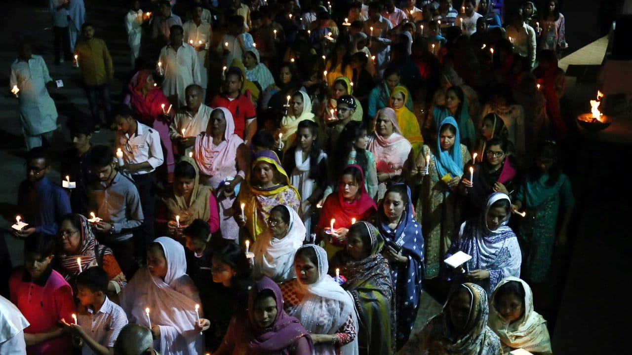 Mitglieder der christlichen Gemeinde nehmen an der Osternacht in einer Kirche in Lahore teil. Mitglieder der christlichen Gemeinde nehmen an der Osternacht in einer Kirche in Lahore teil.