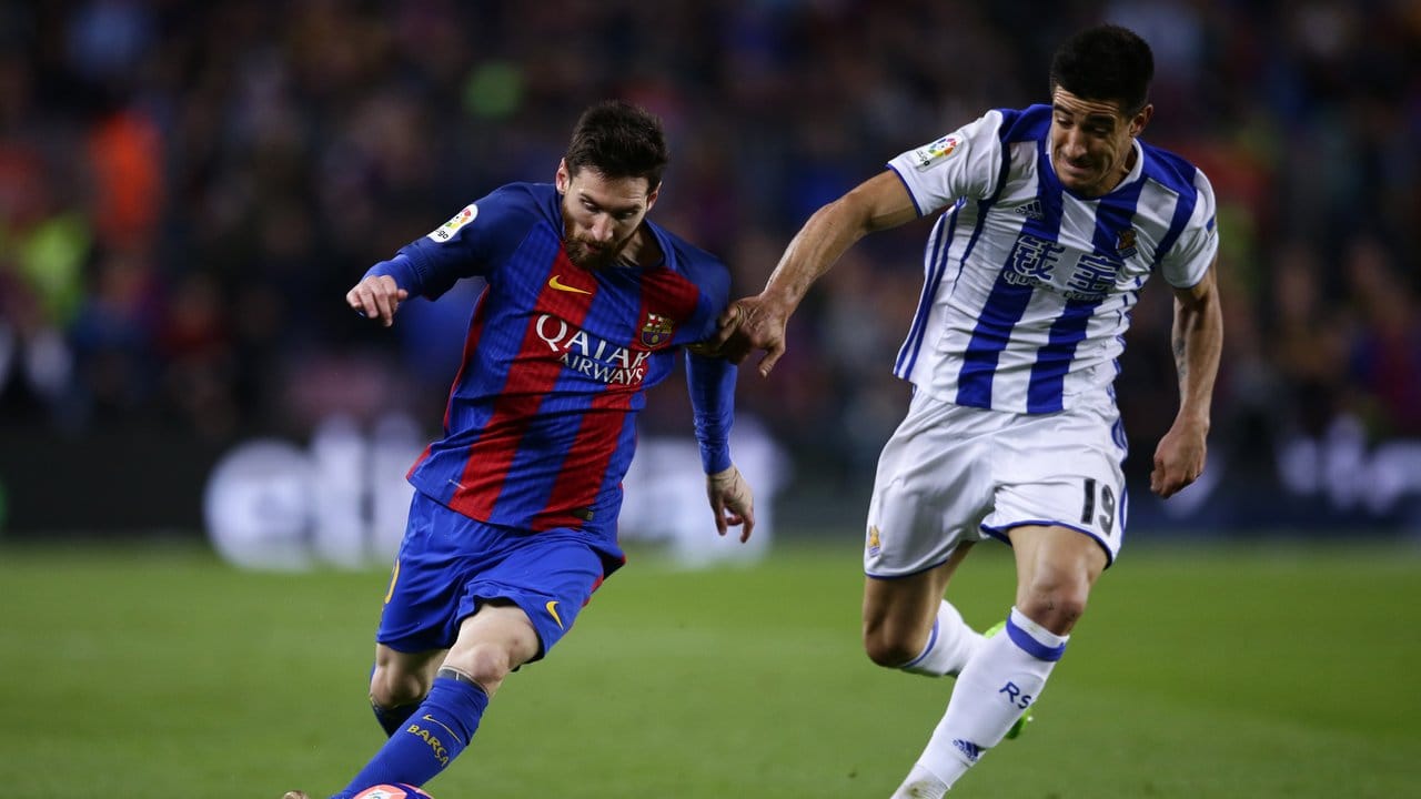 Lionel Messi (l) ebnete Barcelona mit seinen beiden Treffer den Weg zum Sieg.