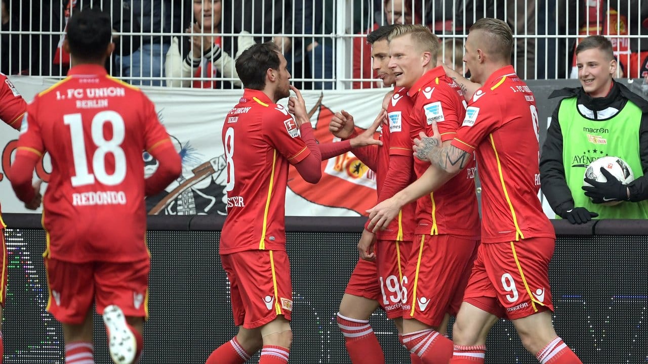 Die Spieler von Union Berlin feiern den Treffer von Damir Kreilach zur 1:0-Führung.