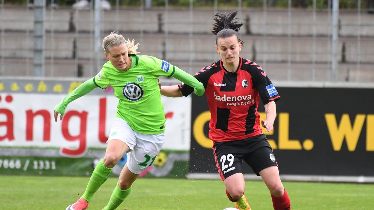 Die Freiburgerin Jobina Lahr (r) und die Wolfsburgerin Lara Dickenmann kämpfen um den Ball. Die Freiburgerin Jobina Lahr (r) und die Wolfsburgerin Lara Dickenmann kämpfen um den Ball.