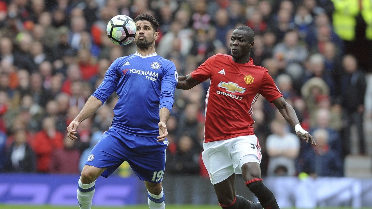 Lieferten sich einige heiße Duelle: Manchesters Eric Bailly (r) gegen Chelseas Diego Costa.