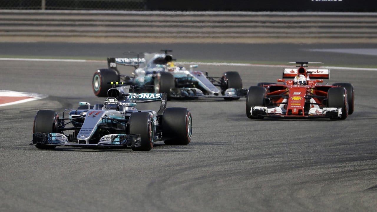 Bottas führte in den ersten Runden vor Vettel und Lewis Hamilton.