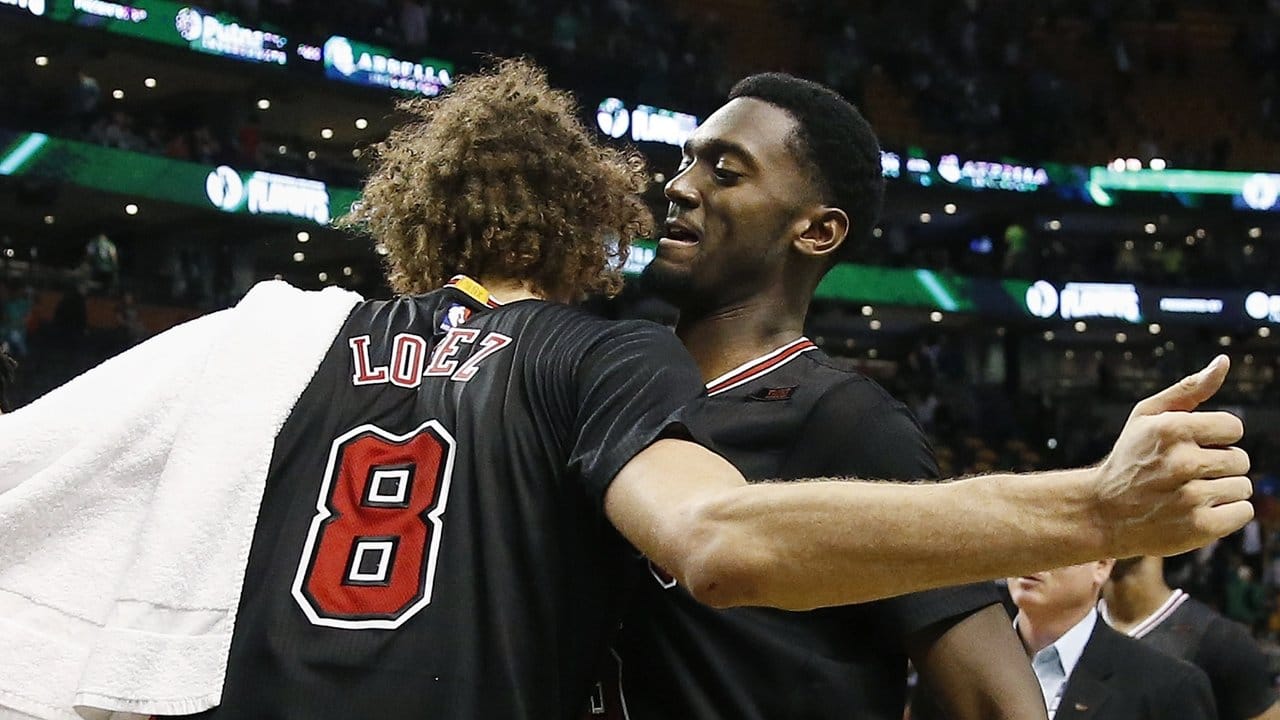 Robin Lopez (l) und Bobby Portis feiern den Sieg der Chicago Bulls.
