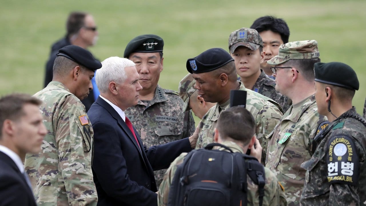 US-Vizepräsident Pence besucht eine Militärbasis in der Nähe der entmilitarisierten Zone. US-Vizepräsident Pence besucht eine Militärbasis in der Nähe der entmilitarisierten Zone.