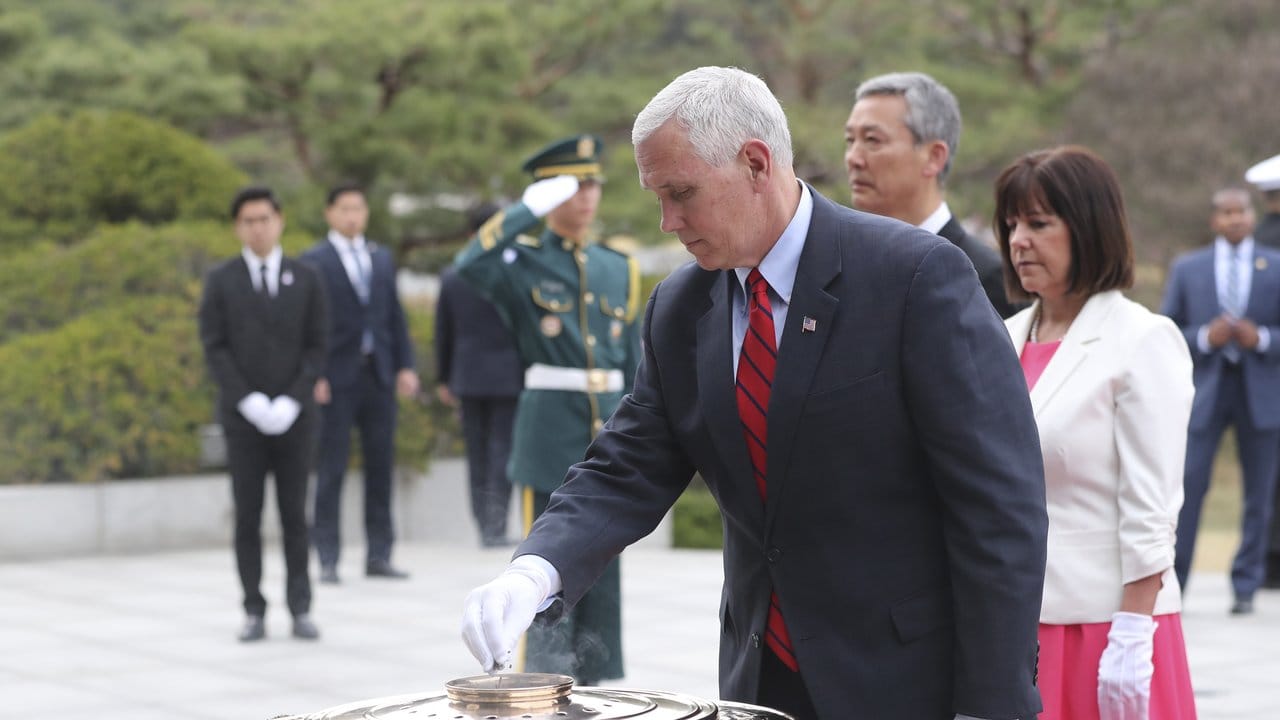 Mike Pence und seine Frau Karen entzünden auf dem Nationalen Friedhof in Seoul Räucherstäbchen. Mike Pence und seine Frau Karen entzünden auf dem Nationalen Friedhof in Seoul Räucherstäbchen.