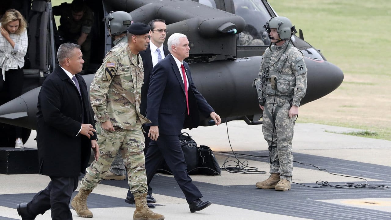 Nach dem Besuch im Camp Bonifas wird Pence auf den kommissarischen Präsidenten Südkoreas, Hwang Kyo-ahn, treffen. Nach dem Besuch im Camp Bonifas wird Pence auf den kommissarischen Präsidenten Südkoreas, Hwang Kyo-ahn, treffen.