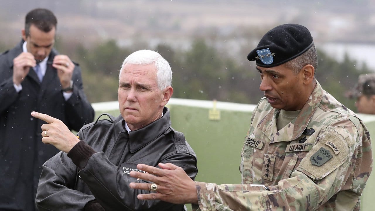 US-Vizepräsident Mike Pence unterhält sich mit US-General Vincent Brooks. US-Vizepräsident Mike Pence unterhält sich mit US-General Vincent Brooks.